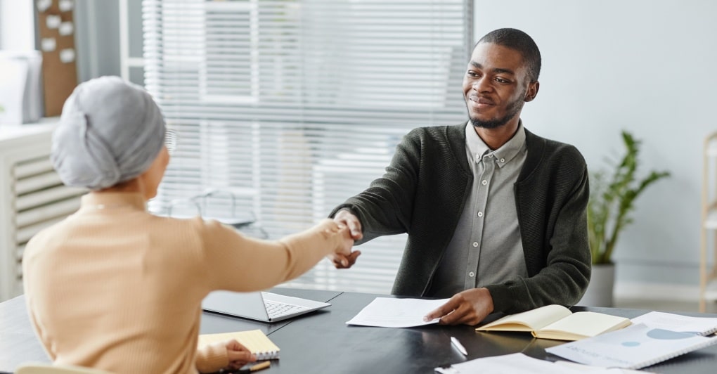 Saiba como contratar o primeiro funcionário de forma eficaz