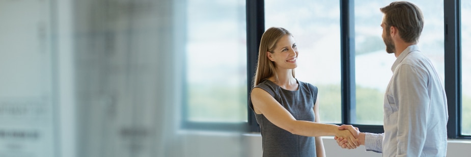 Hiring bonus: o que saber sobre essa estratégia para atrair e reter talentos