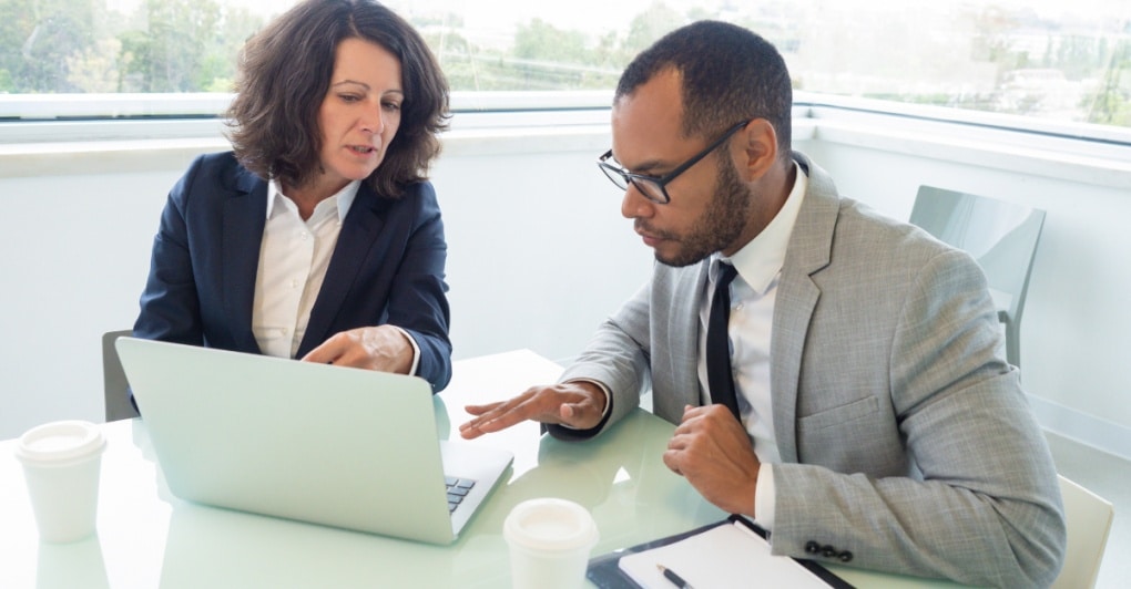 Como treinar um funcionário novo sem travar a rotina?